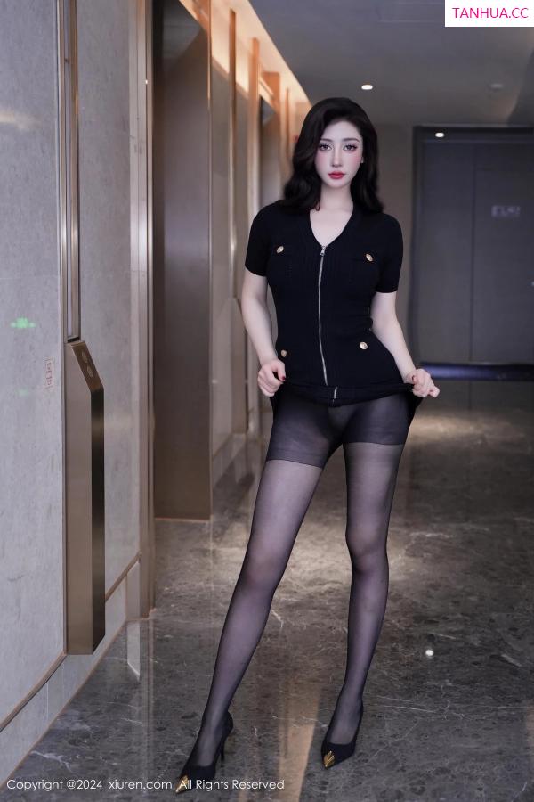   [XiuRen]高清写真图 2024.03.04 No.8170 蕾蕾醒了没 黑丝性感第3张图片